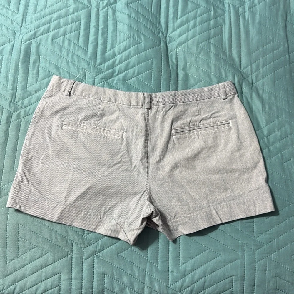 Old Navy Mid Rise Pinstriped 3-inch Shorts Size: 10